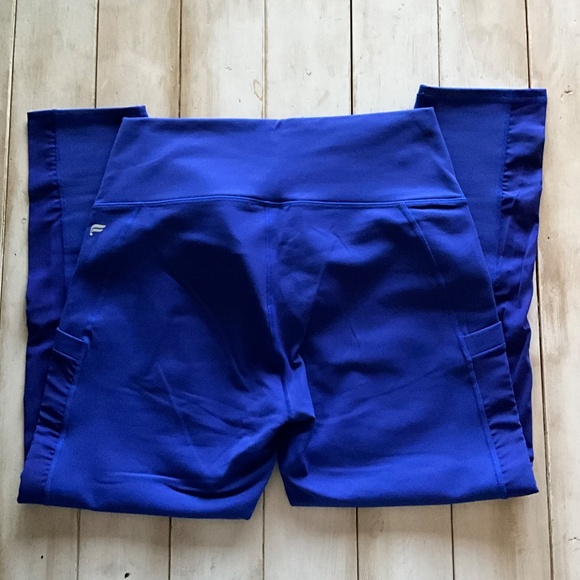 NWT. Women’s Fabletics, MILA, High-Waisted, Pocket Capri. Blue Large - Picture 2 of 2